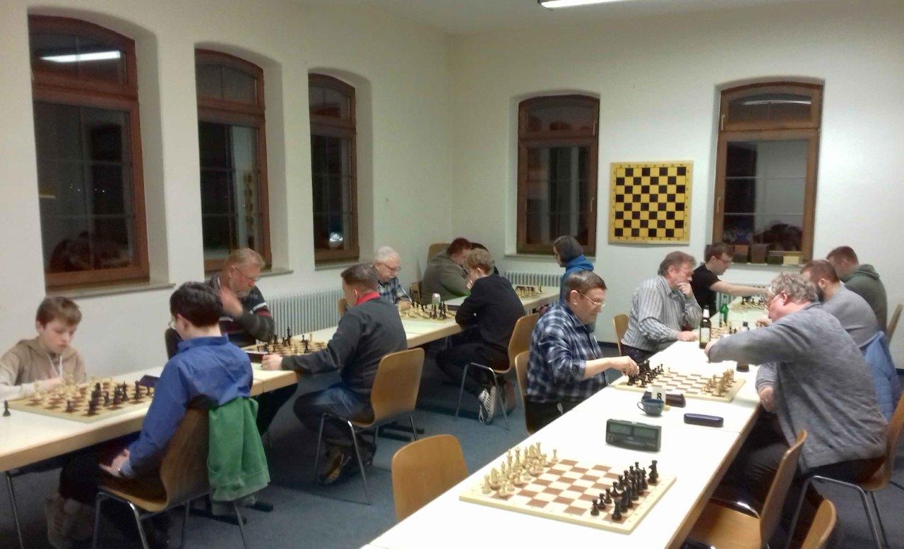 Dicht Die Duelle der letzten Runde: Klaus Schimmelpfennig und Johann Brittner mit Weiß gegen Klaus Kuschmann und Ole Brunck. (Foto: Leonhardt)